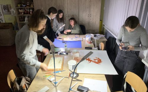 З натхненням та без світла: у Кам’янському юні митці творчістю долають виклики війни