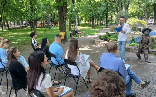 У Центральному парку десятки кам’янчан написали Диктант єдності «Український Голлівуд» - ФОТОФАКТ