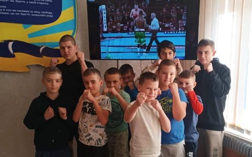 У Кам'янському юних переселенців запросили на ретропоказ кращих боїв Володимира Кличка