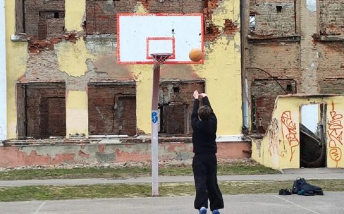 «Життя сильніше за руїни»: фотографія бібліотекарки з Кам’янського підкорила міжнародне журі