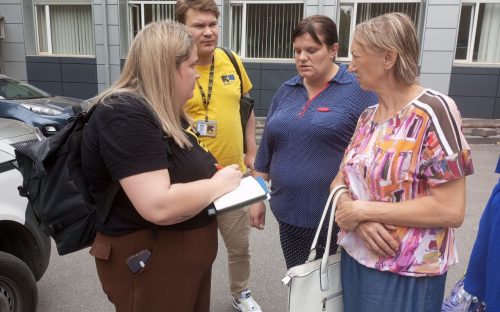 Гуманітарна допомога для ВПО у Кам'янському: маломобільні переселенці отримали необхідні засоби реабілітації