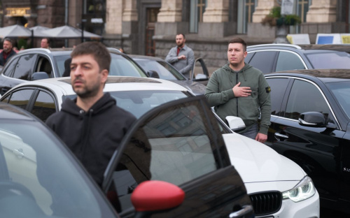 Чи обов'язково водіям припиняти рух під час хвилини мовчання: пояснення юристів