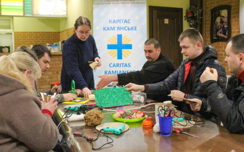 У кам’янському інклюзивному просторі «Барви» знову творили - робили декоративні кошики із паперових стаканчиків