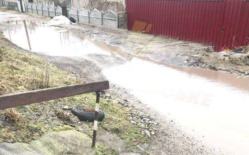 Болото замість дороги: мешканці вулиці Водяної у Кам’янському благають про допомогу після травмування дитини