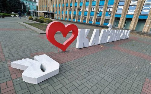 Сильний вітер у Кам’янському наробив лиха: повалені дерева та пошкоджено головну стелу міста - фотофакт