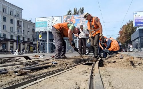 У центрі Кам'янського оновили трамвайні колії: електротранспортники розповіли про важливі роботи