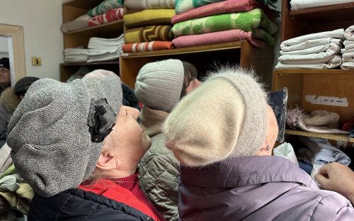 Волонтерський центр Кам'янського зігрів ВПО теплом сердець та одягом