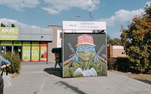 Ніндзя в Кам'янському: відомий місцевий художник прикрасив магазин яскравим муралом