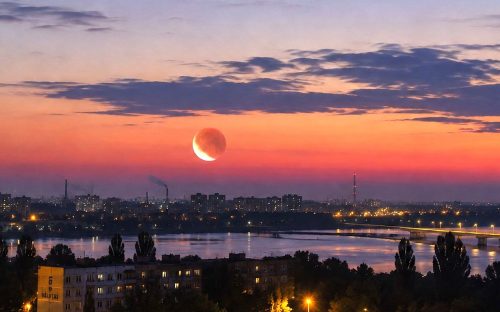 Над Дніпропетровщиною зійде «кривавий» Місяць: що побачать мешканці Кам’янського 28 серпня