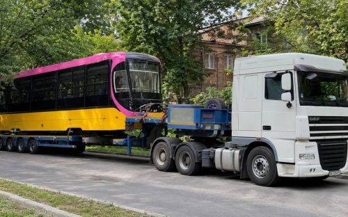 Масштабне оновлення транспорту у Кам’янському: до міста доставили перший новенький трамвай