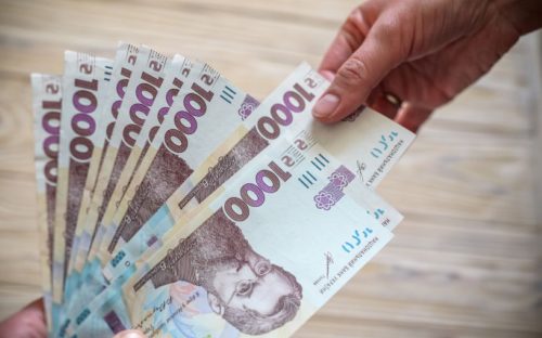 Держава виплачує по 1000 гривень молоді: як швидко оформити допомогу в телефоні та не втратити кошти
