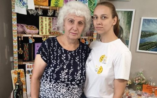«Казковий світ Петриківки»: у Кам’янському показали унікальні роботи місцевої майстрині