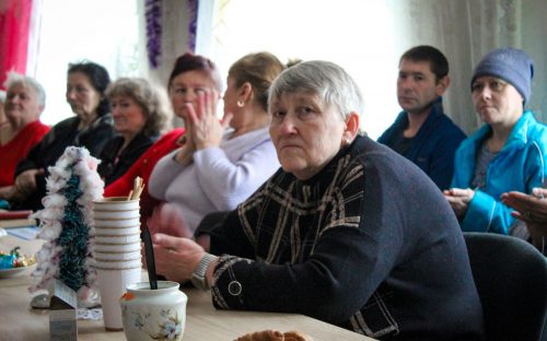 Мешканцям колективного центру у Жовтих Водах місцеві артисти подарували концерт до Нового року