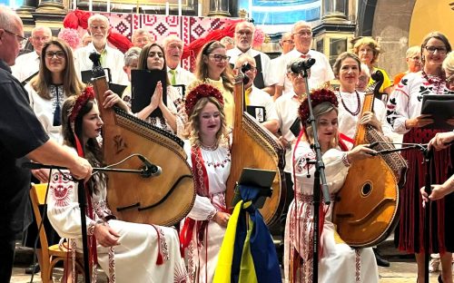 Концерти, благодійність і борщ для французів: як ансамбль «Оксамит» представив Кам’янське в Європі