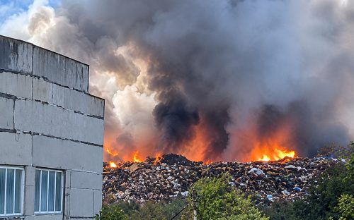 Соцмісто у диму: жителі Кам’янського скаржаться на задимлення через пожежу на сміттєзвалищі