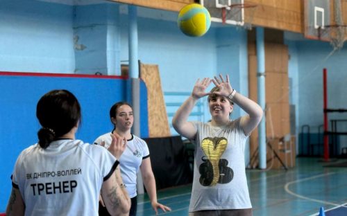 У Кам’янському дітей з аутизмом навчають волейболу в межах проєкту «Життя без меж»