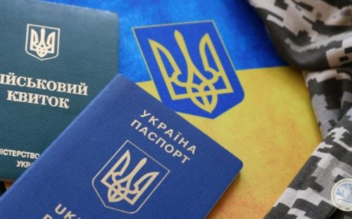 Вручення повісток українцям за кордоном у 2025 році: чи можуть дипустанови їх видавати 