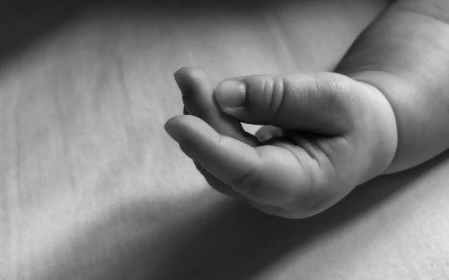 У П'ятихатках батько забив маленького сина насмерть: чоловіка затримали та відправили під варту