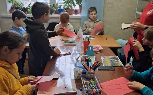 Тепло дитячих долонь: у Кам’янському малеча готує сюрпризи до Міжнародного жіночого дня
