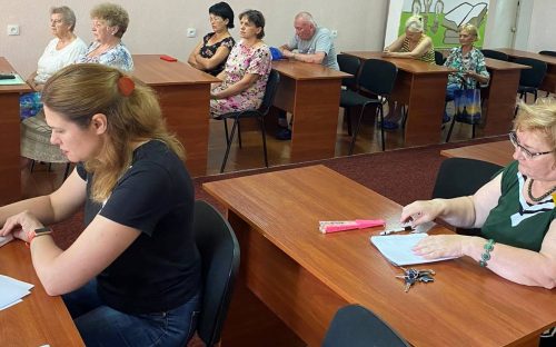 Влада Кам'янського зустрілася з переселенцями: що сталося