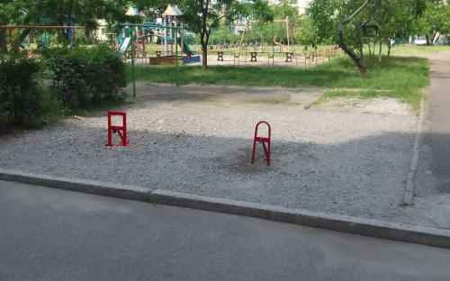 У Кам’янському зникають турніки: мешканці жертвують дитячими майданчиками заради паркомісць