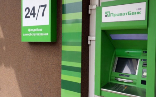 Клієнти ПриватБанку ризикують залишитись у вересні без пенсій і зарплат: що сталося