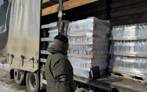 Контрафактного алкоголю на Дніпропетровщині буде менше: прикордонники знайшли підпільний цех, що постачав «пальонку» в регіон