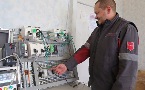 Каметсталь інвестує в майбутнє: організовано навчання персоналу роботі з сучасними контролерами Schneider Electric