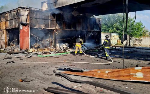 Атака на Кам’янський та Криворізький райони: росіяни цілили по АЗС, загинула людина