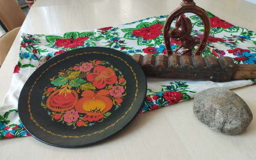 До музейної кімнати бібліотеки Шевченка у Кам'янському передали старовинні жорна і 