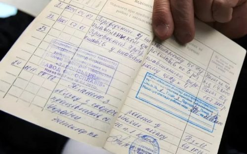 Ці помилки у трудовій можуть «вкрасти» ваш стаж - перевірте прямо зараз