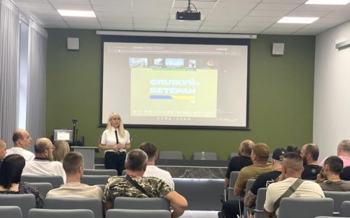 Не лише для айтішників: як ветерани у Кам'янському опановують штучний інтелект