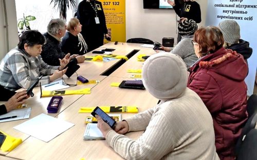 Смартфон - це просто: у Кам’янському навчають цифровій грамотності людей поважного віку