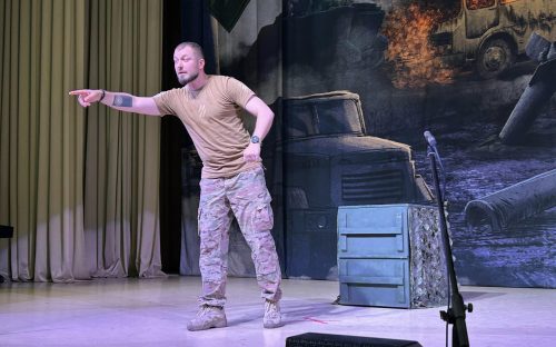 На передовій і на сцені: у Кам'янському покажуть виставу 