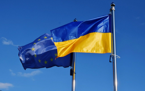 Бюджетники, пенсіонери, військові: кому загрожує затримка виплат через саботаж кредиту ЄС