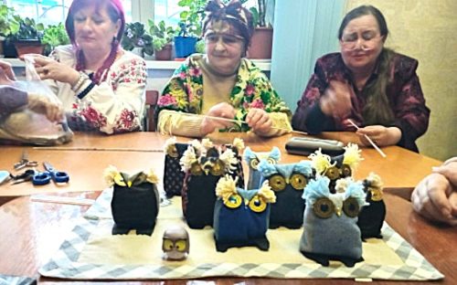 Мудрі сови власноруч: у Кам’янському жінки створили плюшевих пташок-охоронців - подробиці
