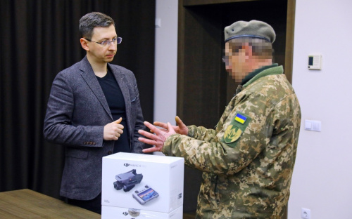 Помічники у полюванні на ворога - військовослужбовці отримали від Метінвесту чергову партію допомоги