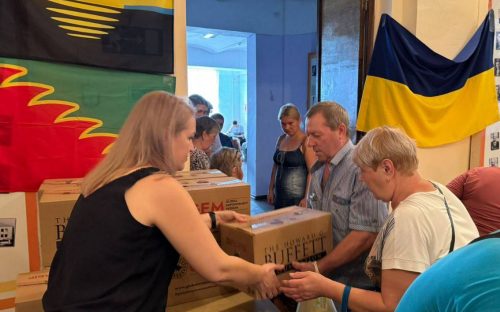 Авдіївці у Кам'янському отримали продуктові набори від міжнародних благодійників
