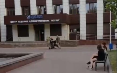 Балаклави, сльозогінний газ та силове затримання: що насправді сталося під час мобілізації в Кам'янському