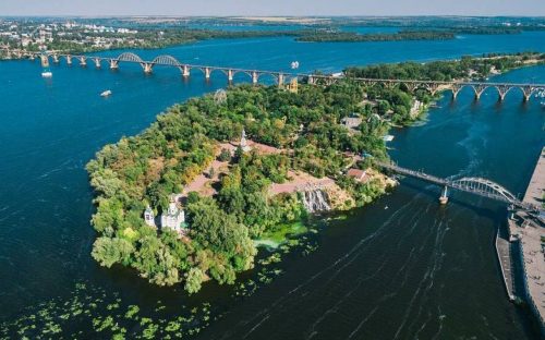 Таємниця Монастирського острова: чи дійсно під улюбленим парком дніпрян заховані стародавні печери