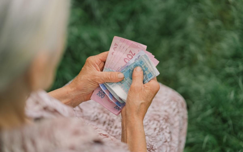 Зміни в пенсійному законодавстві 2025: хто має право на доплату за понаднормовий стаж і який розмір надбавки