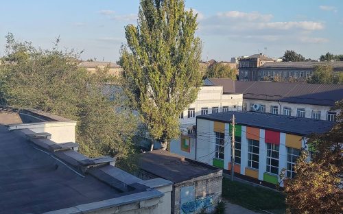 Дворічний капремонт колегіуму - спереду яскраві фасади, позаду пошарпані стіни: фотофакт