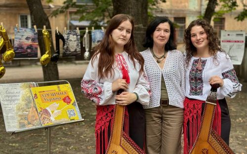 Літо на струнах бандури: у книжковому дворику Кам’янського відбувся музично-поетичний вечір
