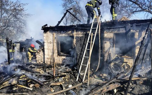 Атака з неба: у Кам’янському районі загорілася споруда після падіння дрона - подробиці