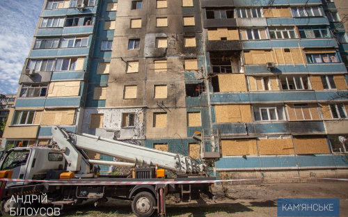 У Кам'янському мешканці зруйнованої шахедами богатоповерхівки можуть отримати компенсацію за програмою 