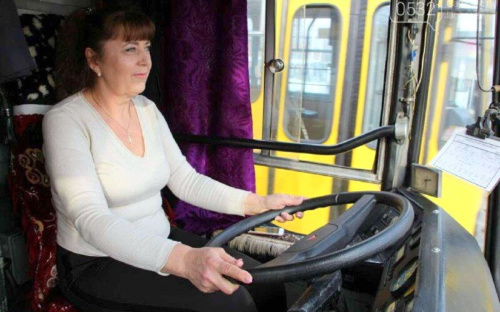 Вчаться водити потяги та керувати будівельною технікою: все більше українських жінок обирають чоловічі професії