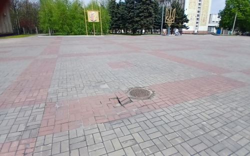Небезпека під ногами: у центрі Кам’янського на площі Калнишевського просідає плитка