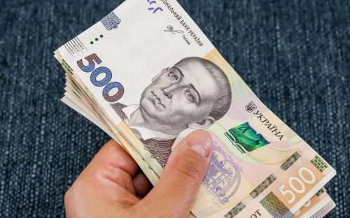 Зарплати та пенсії перерахують: уряд розкрив плани щодо виплат українцям