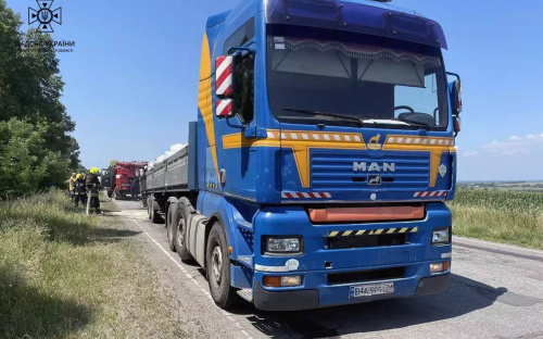 У Кам'янському районі на ходу зайнялося колесо у вантажівки: фото
