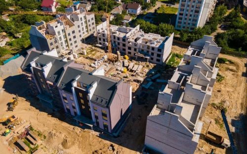 Житло для ВПО в Україні: чому обіцяна програма досі не працює — думка експерта